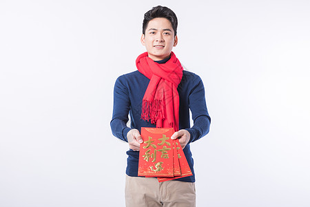 手拿红包的新年男性人像图片