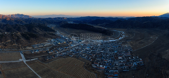 小山村日落图片