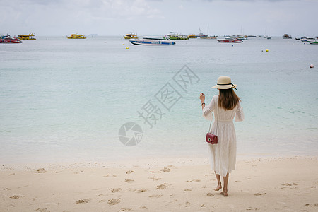 泰国沙滩上的女子图片