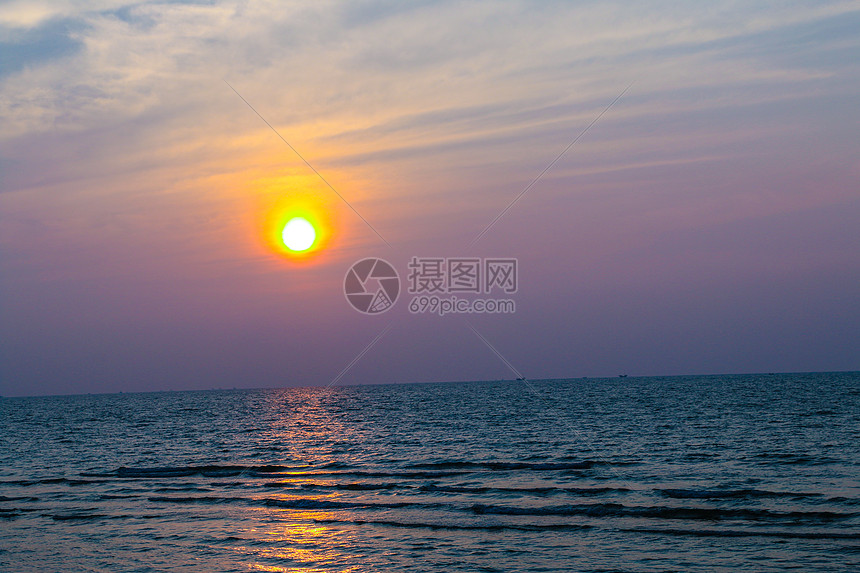 海平面的夕阳图片