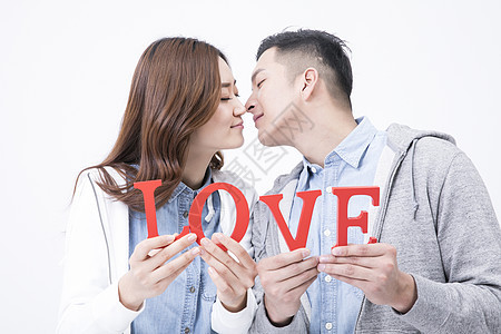 情侣手拿love接吻图片