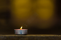 祈福的一支蜡烛图片
