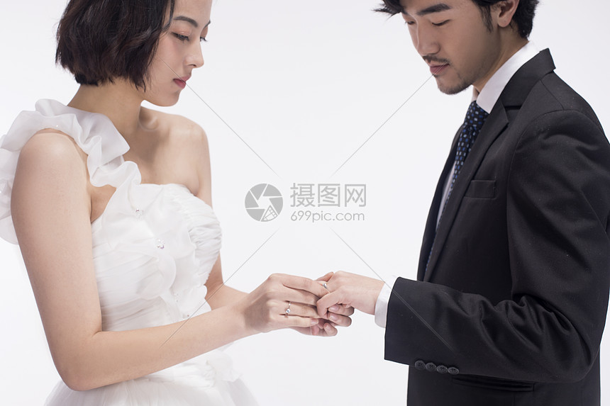 新人结婚求婚戴戒指图片