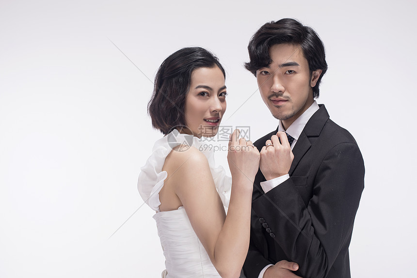 新人结婚求婚戴戒指图片