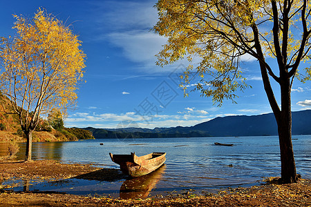 泸沽湖秋天泸沽湖中的小船背景