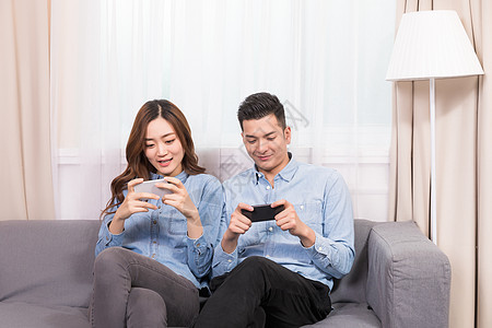 情侣客厅手机玩游戏图片