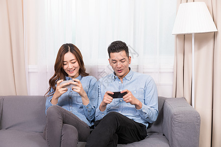 情侣客厅手机玩游戏图片