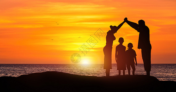 家人背影夕阳下的幸福一家设计图片