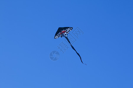 蔚蓝天空下的风筝背景图片