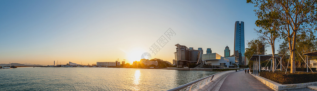 温暖阳光中的港湾全景高清图片