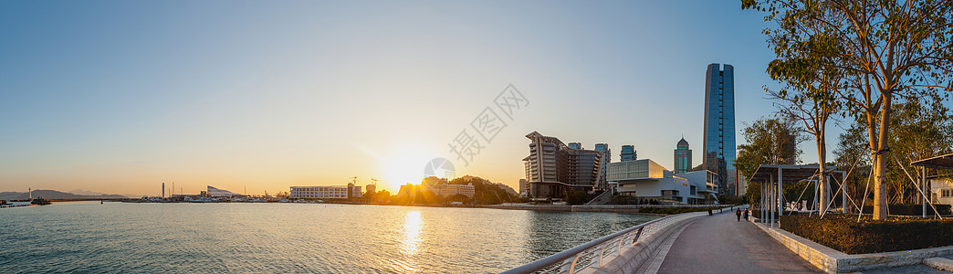 温暖阳光中的港湾全景图片