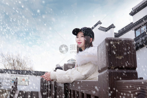 雪景中的白衣女孩图片