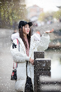 雪景中的白衣女孩图片