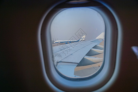 中国年在机场：喜庆团圆，登机舷窗旁，大飞机起飞图片