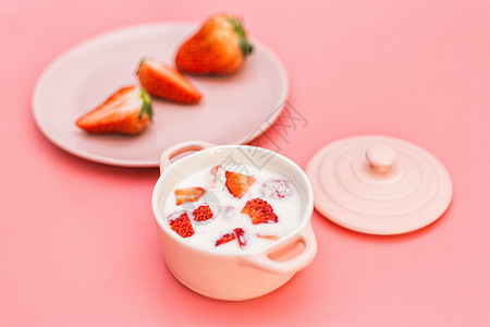 草莓和酸奶背景图片