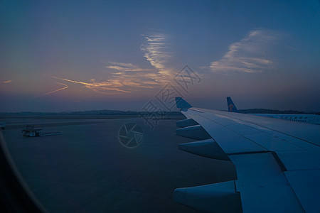 夕阳下的机翼图片