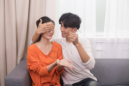 女生给男生盖衣服背景