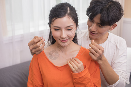 情侣送礼物情人节男生给女生送礼物背景