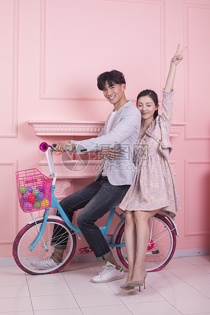 情人节年轻男女骑着单车图片