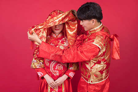 传统中式婚礼新郎掀起新娘的红盖头背景