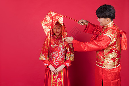 传统中式婚礼新郎掀起新娘的红盖头图片