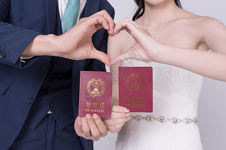 情侣婚纱手持结婚证高清图片