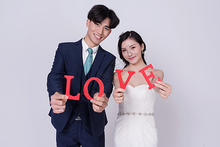 情侣婚纱手持love字母图片