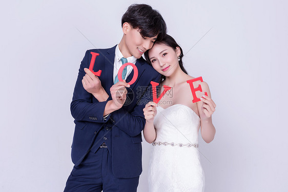 520情侣婚纱手持love字母图片