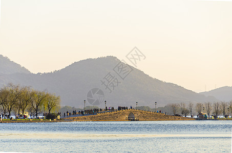 杭州西湖边的断桥高清图片