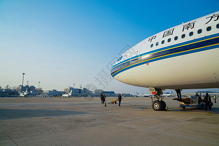 机场跑道特写：喜庆团圆，中国年飞机头部图片