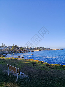 海边灯塔黑白海边的长椅背景