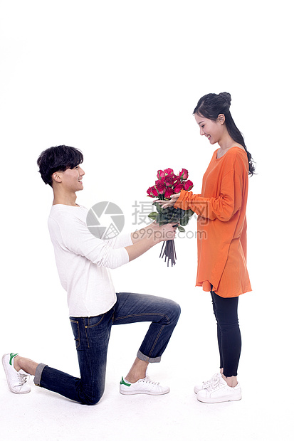 男生给女生送花求爱