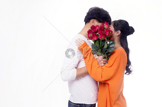 男女情侣手拿玫瑰亲吻