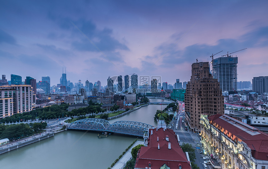 上海苏州河畔建筑夜景图片