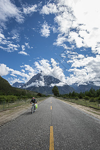 西藏天路上骑行的人图片