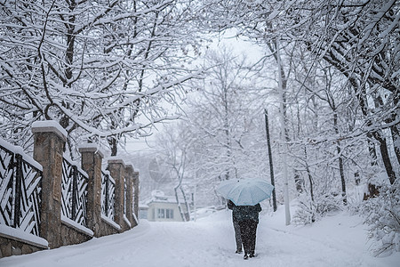 冬天在大雪中行走的人图片