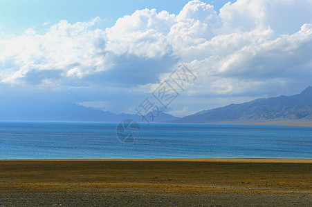 新疆赛里木湖草原图片