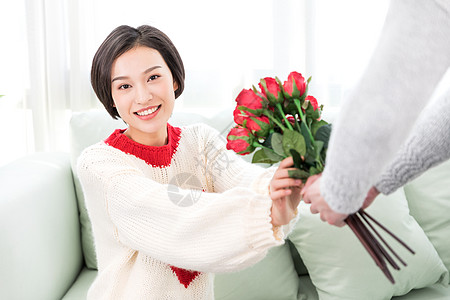 收到鲜花的美女开心地收到花的女生背景