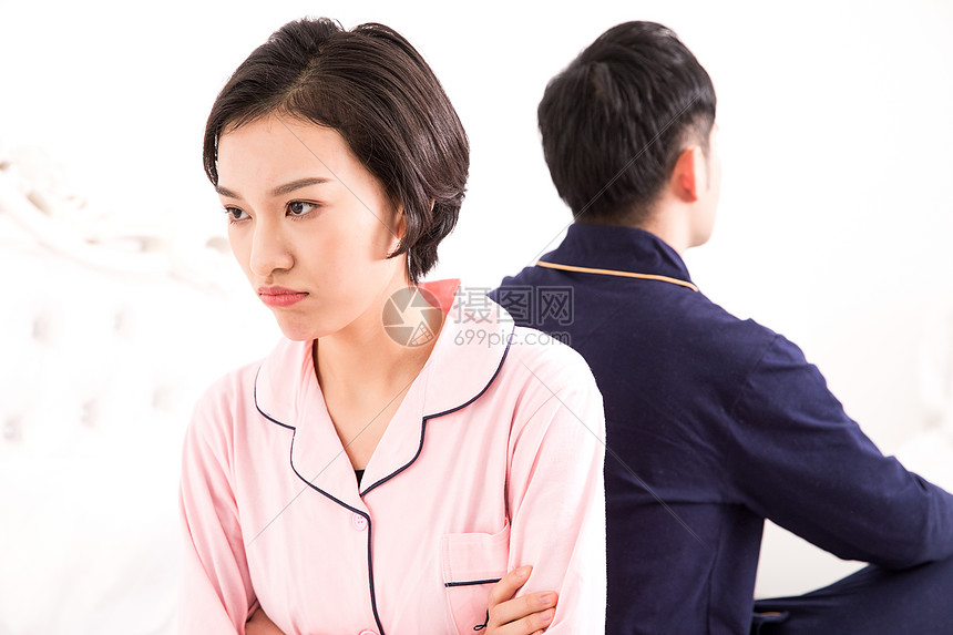 吵架生气背对背的情侣