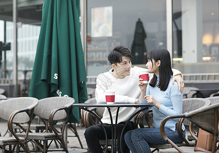 咖啡厅外的情侣图片