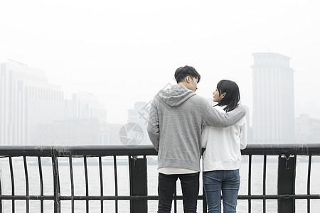 志在远方情侣一起眺望远方背景