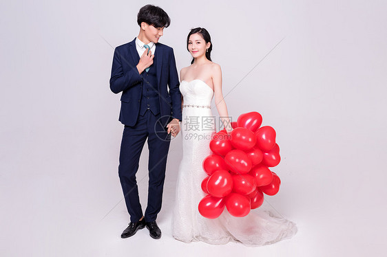 情侣婚纱手持爱心气球动作图片