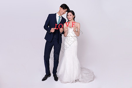 情侣婚纱手持love字母动作图片