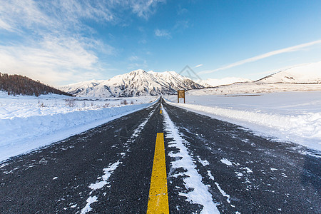 寒冷冬季天空雪地里笔直的公路背景