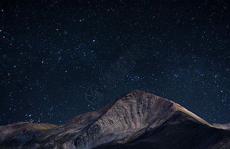 山峰星空背景图片