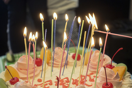 生日上的生日蛋糕和蜡烛图片