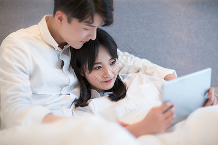 情侣在床上用电脑图片