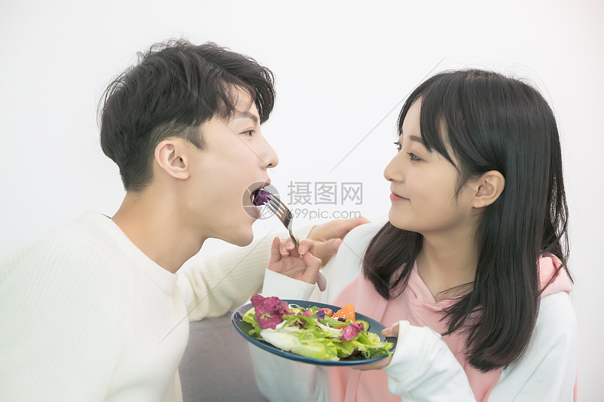 情侣相互喂食