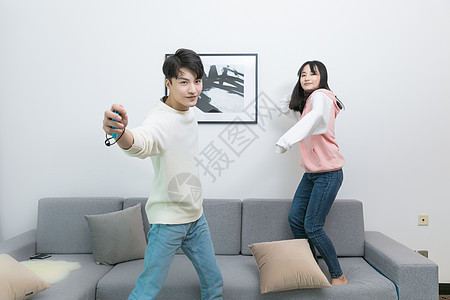 在客厅一起玩游戏的情侣图片