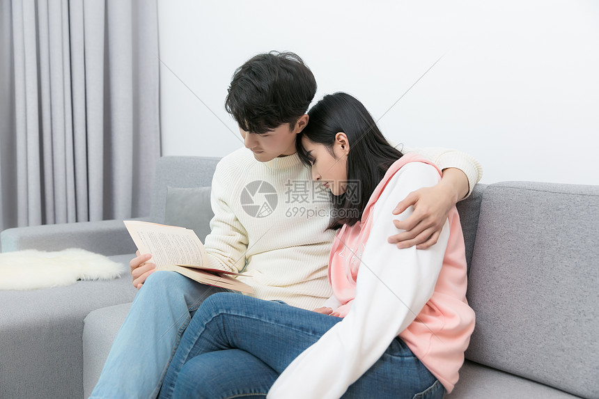 情侣在客厅沙发上阅读看书图片